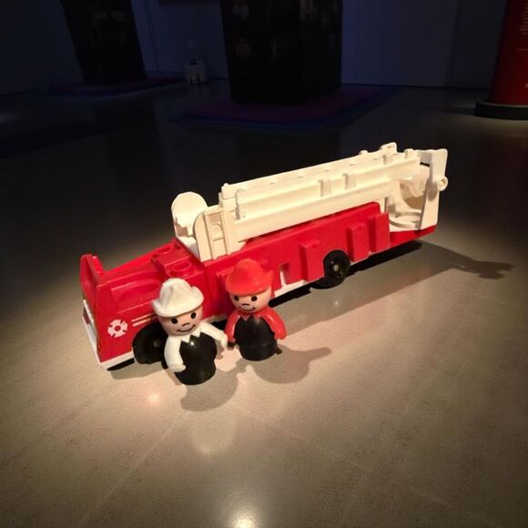 Vintage 1980s Fisher-Price Firetruck Firemen & Puppy Dog Set Red Black White - Picture 1 of 15